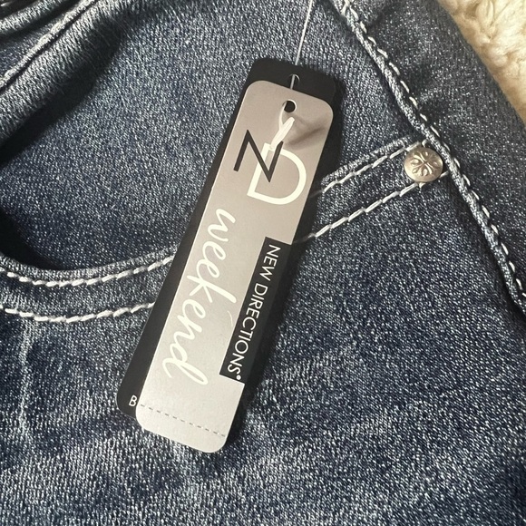 WOMENS NEW DIRECTIONS WEEKEND DENIM SHORTS SIZE 10 NWT - Picture 3 of 13